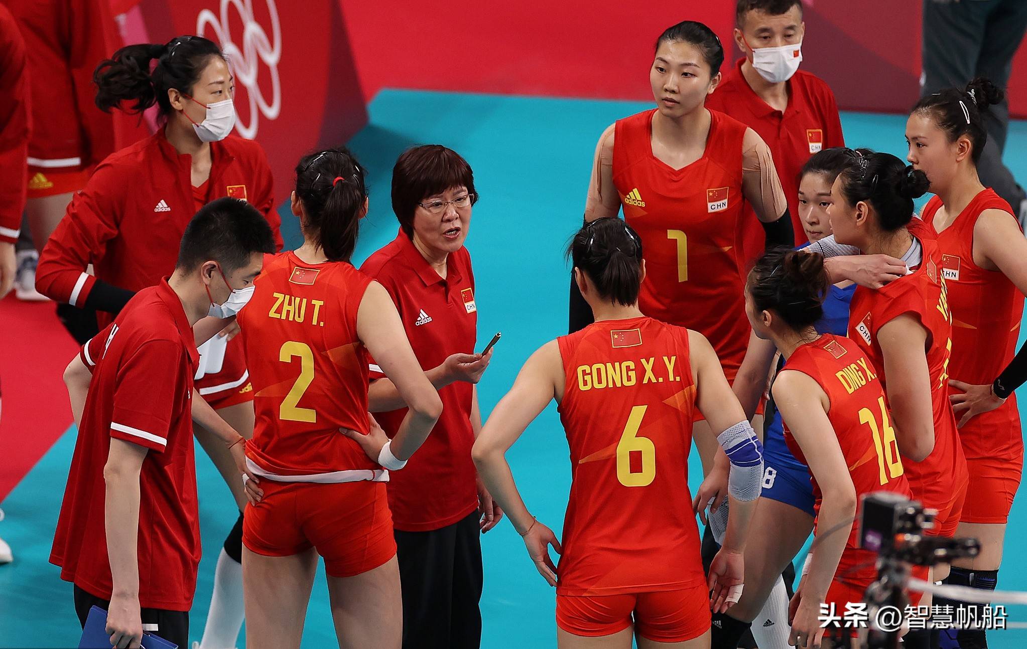 中国女排回归首秀大放异彩，恒大主场球迷高呼名字-