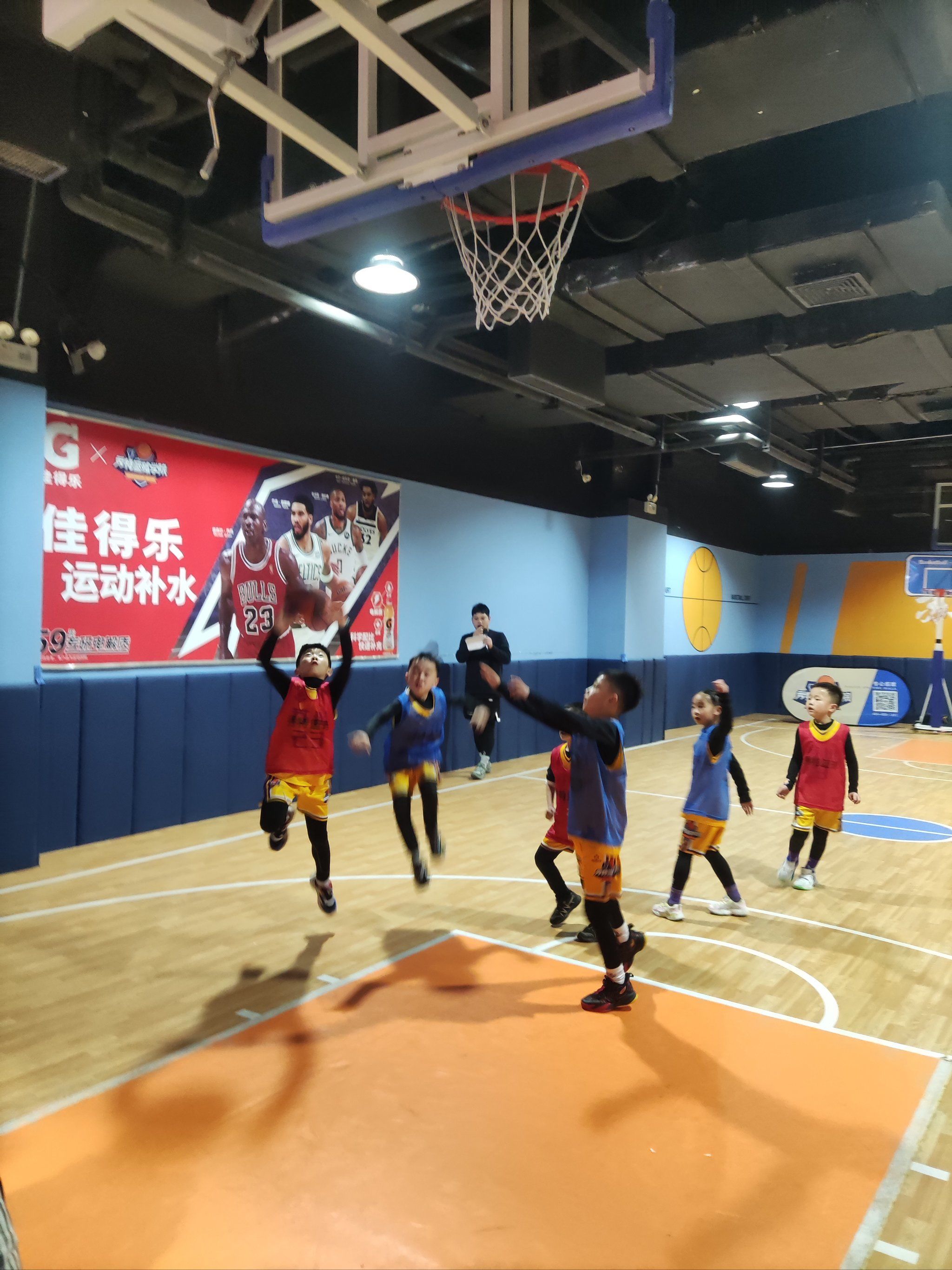 勇士新秀表现惊艳，全场观众掌声不断，作者完全自己.-爱游戏